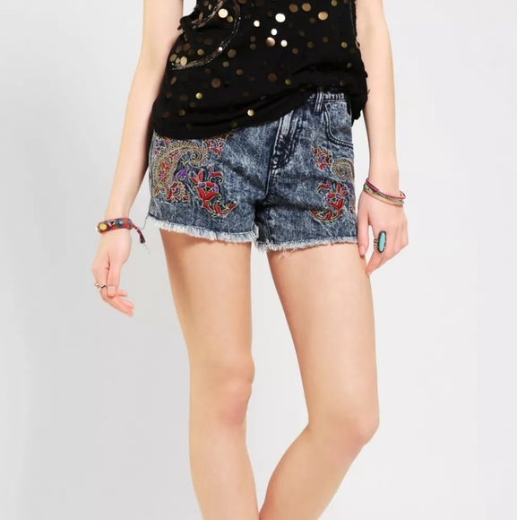 BDG Freja Embellished Mid-Rise Denim Cutoff Short, Color Bandana Wash Size 27 - Picture 1 of 16